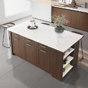 صورة جراتا ترابيزة وسط مطبخ مع وحدة تخزين