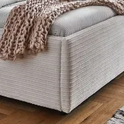 صورة زارا سرير من الخشب الطبيعي مبطن ومطرز