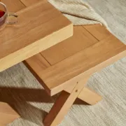 صورة مقعد تافيرا من الخشب الطبيعي بقاعدة متقاطعة