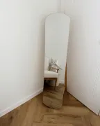 صورة .مرآة فليريه أرضية - مع قاعدة من الخشب الطبيعي.